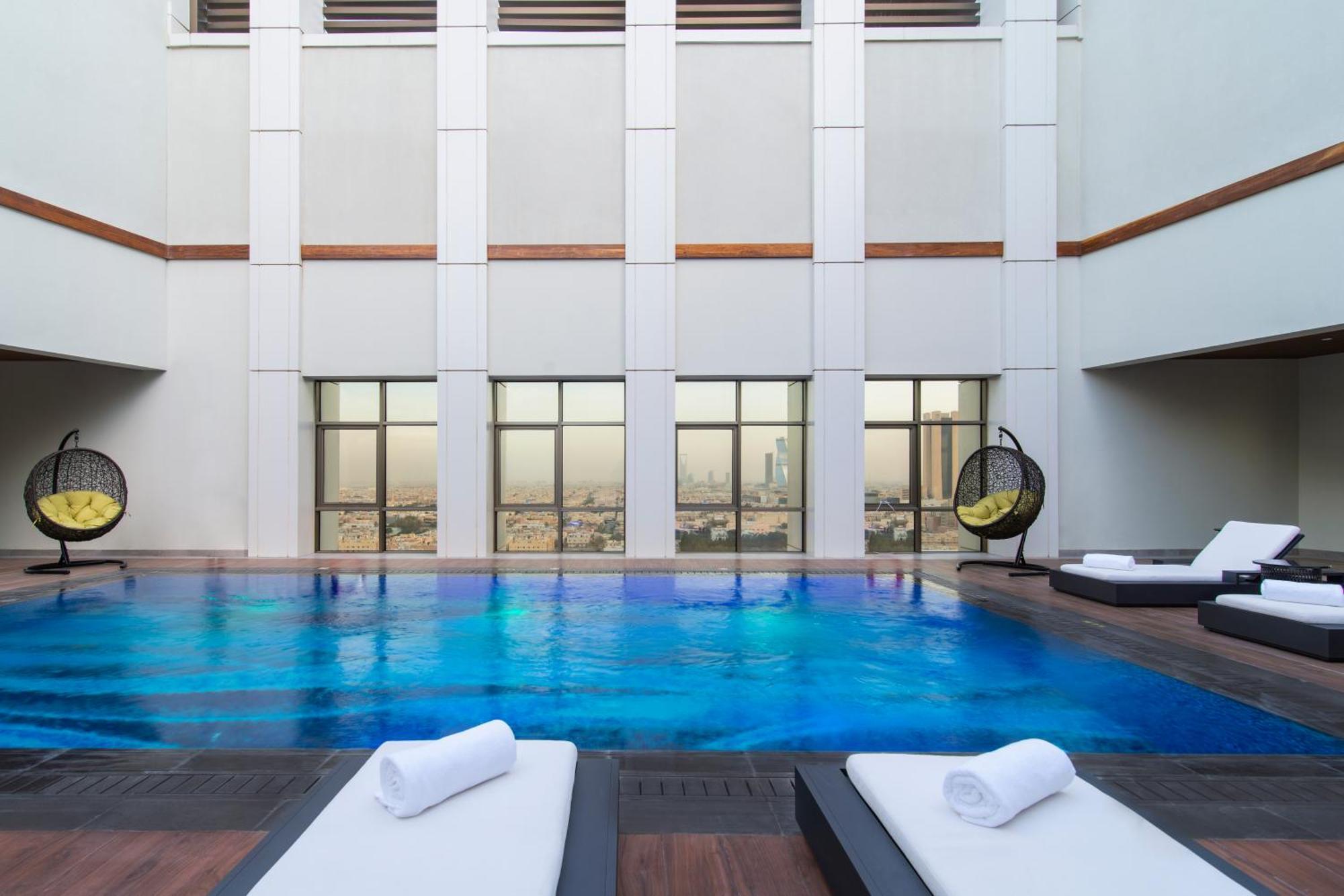 Movenpick Hotel And Residences Riyad Extérieur photo The swimming pool at the hotel