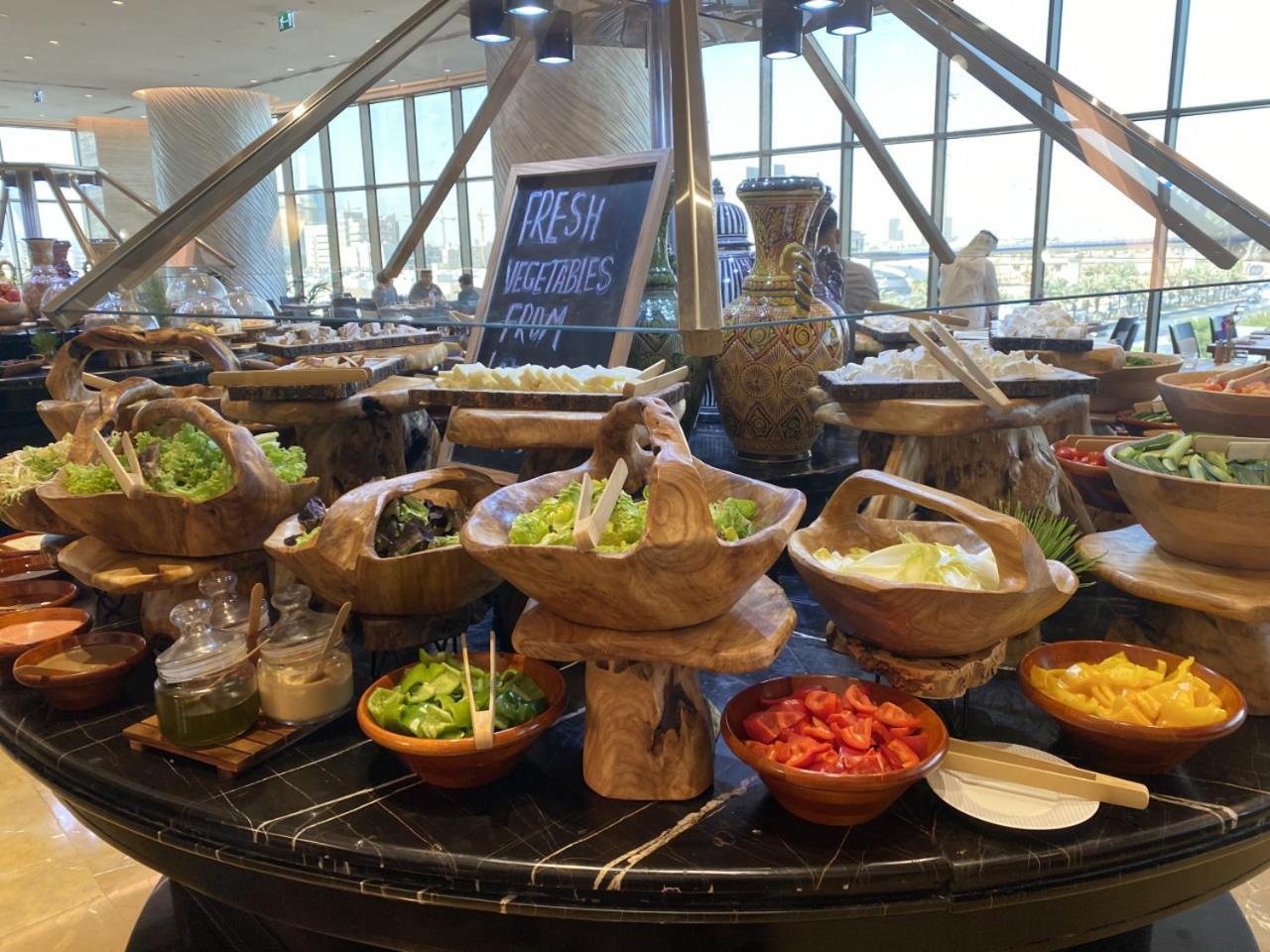 Movenpick Hotel And Residences Riyad Extérieur photo A salad bar at a hotel