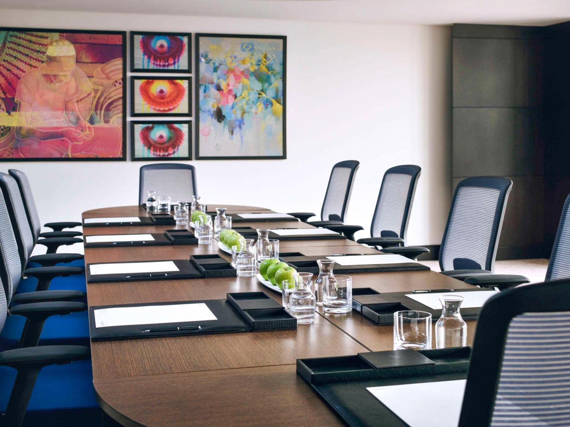 Movenpick Hotel And Residences Riyad Extérieur photo A boardroom at a hotel