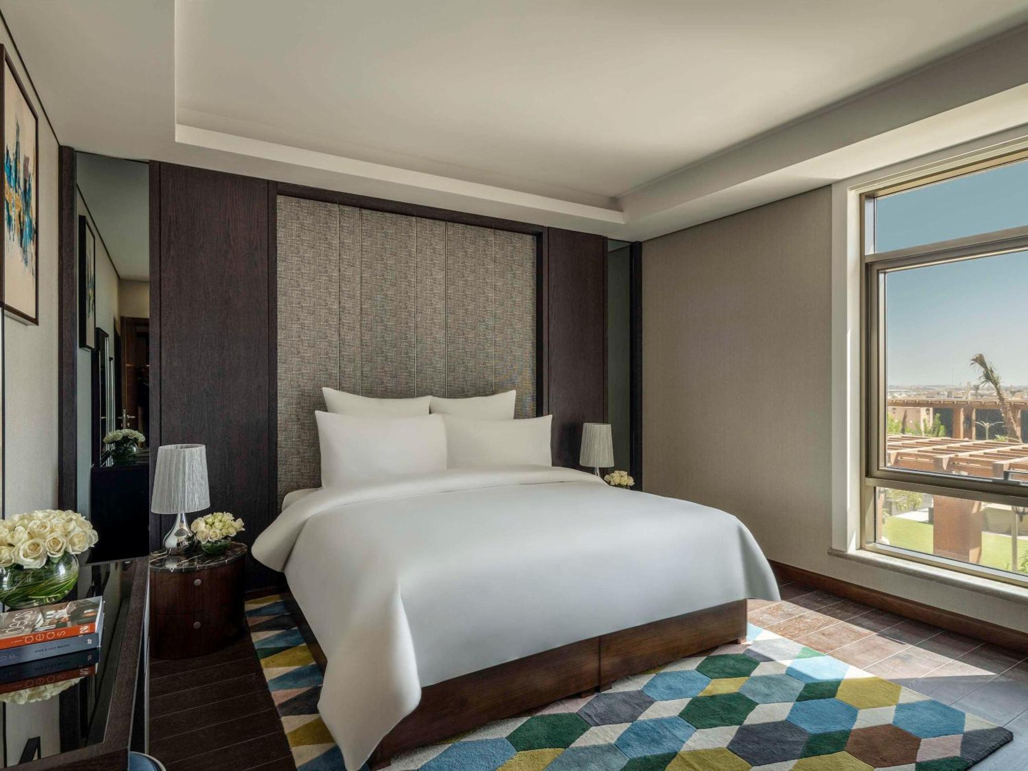 Movenpick Hotel And Residences Riyad Extérieur photo A bedroom at the hotel