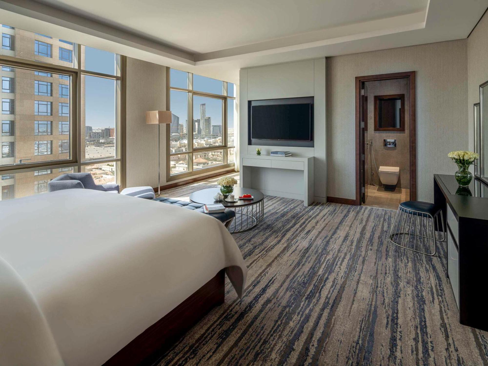 Movenpick Hotel And Residences Riyad Extérieur photo A bedroom at the hotel