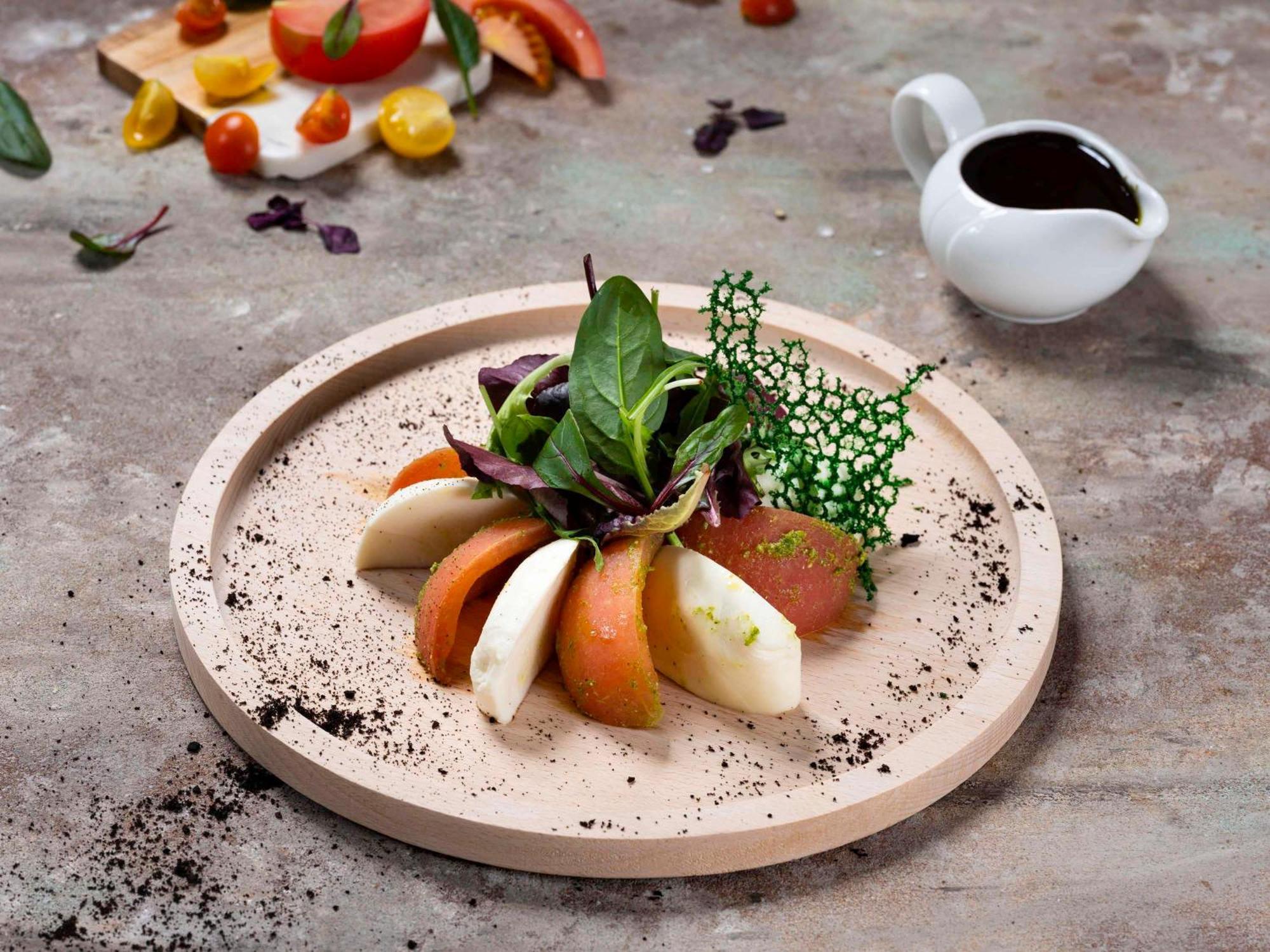 Movenpick Hotel And Residences Riyad Extérieur photo A salad with a balsamic dressing