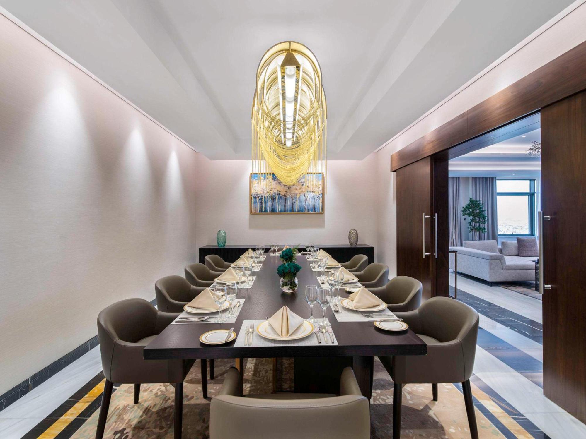 Movenpick Hotel And Residences Riyad Extérieur photo The private dining room at the hotel