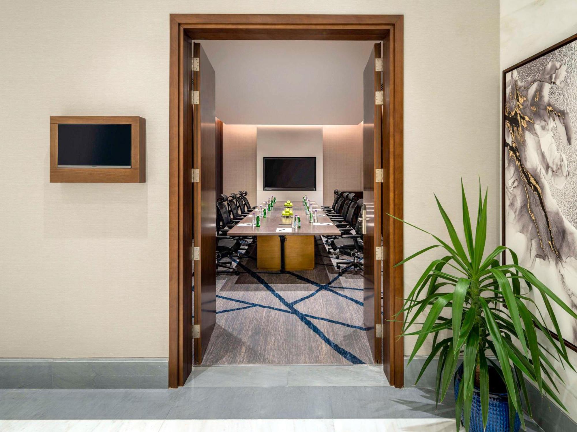 Movenpick Hotel And Residences Riyad Extérieur photo Meeting room at the hotel