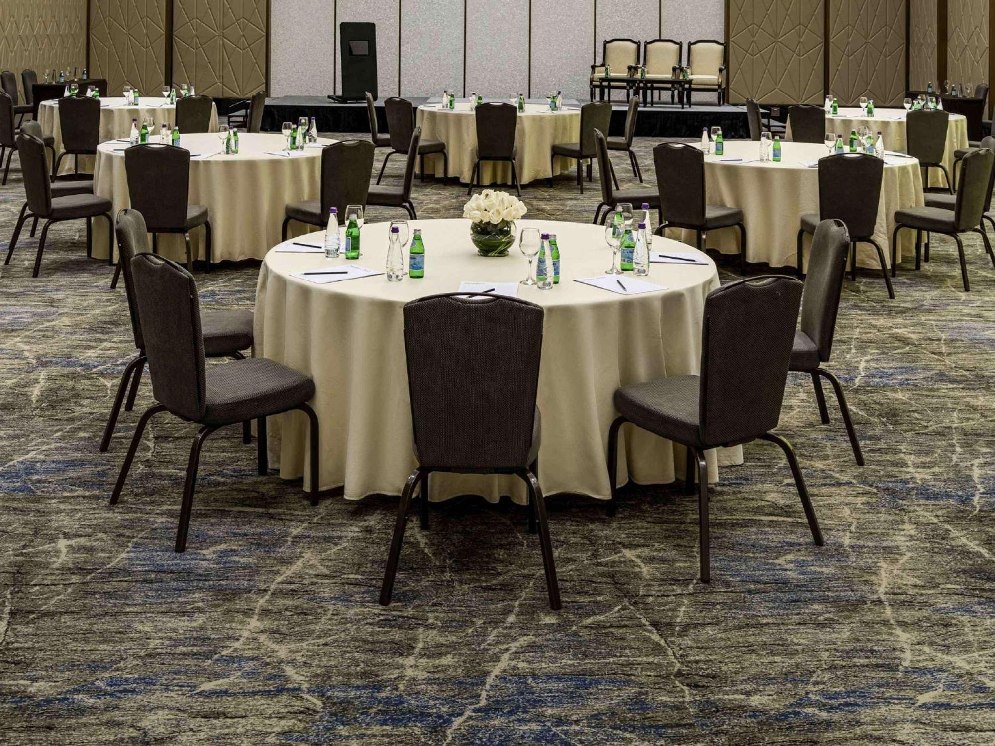 Movenpick Hotel And Residences Riyad Extérieur photo A round table set for a meeting