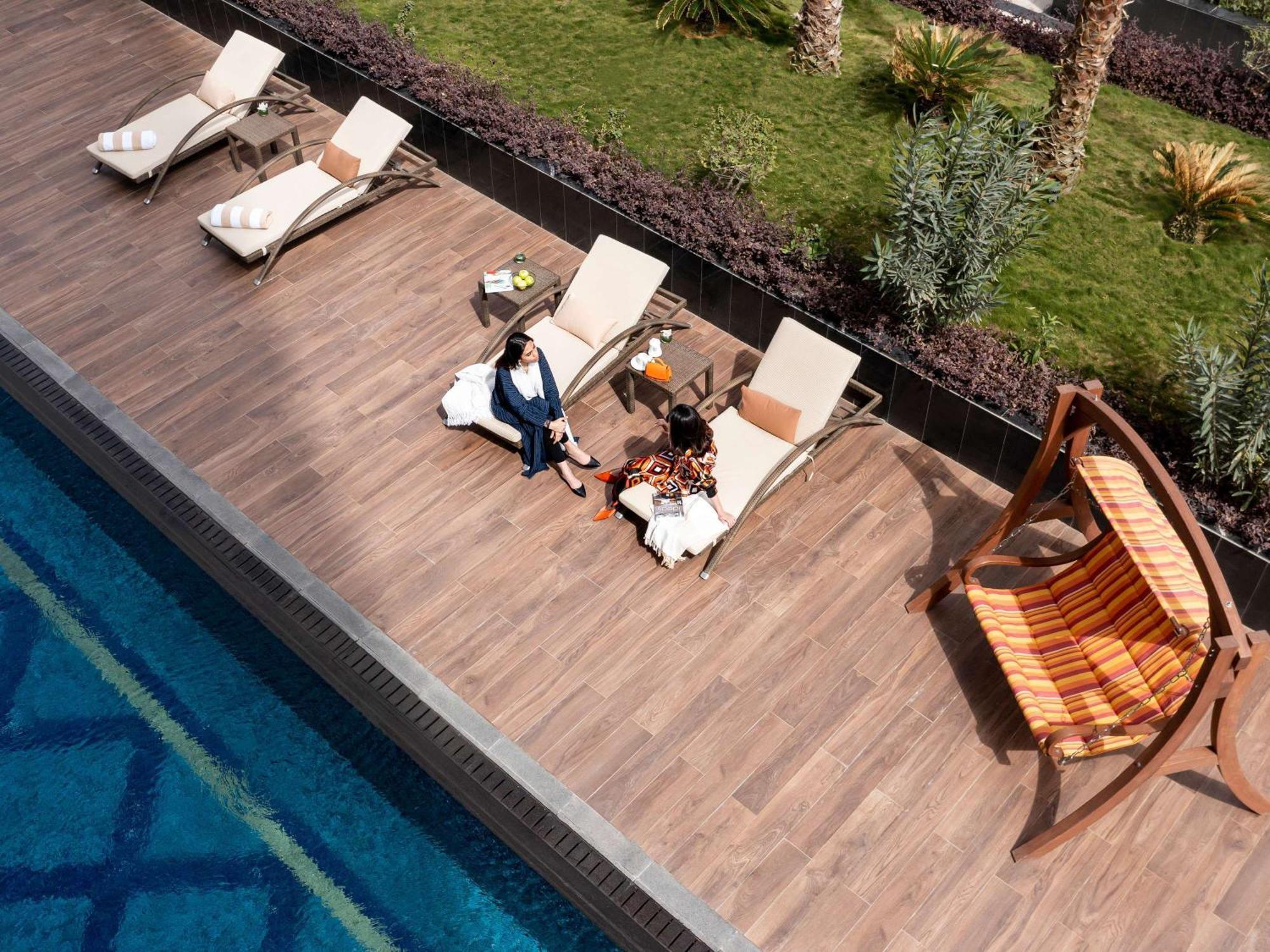 Movenpick Hotel And Residences Riyad Extérieur photo The swimming pool at the hotel